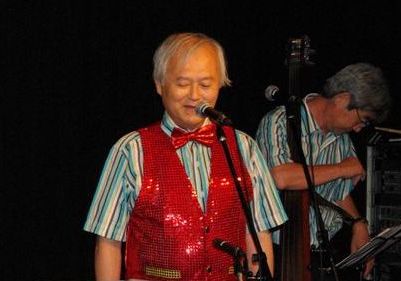 還暦を迎え神妙な面持ちで挨拶