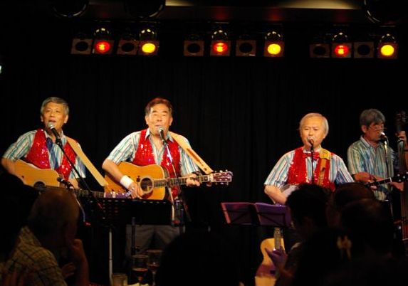 アンコールでは3人揃って、赤ベスト